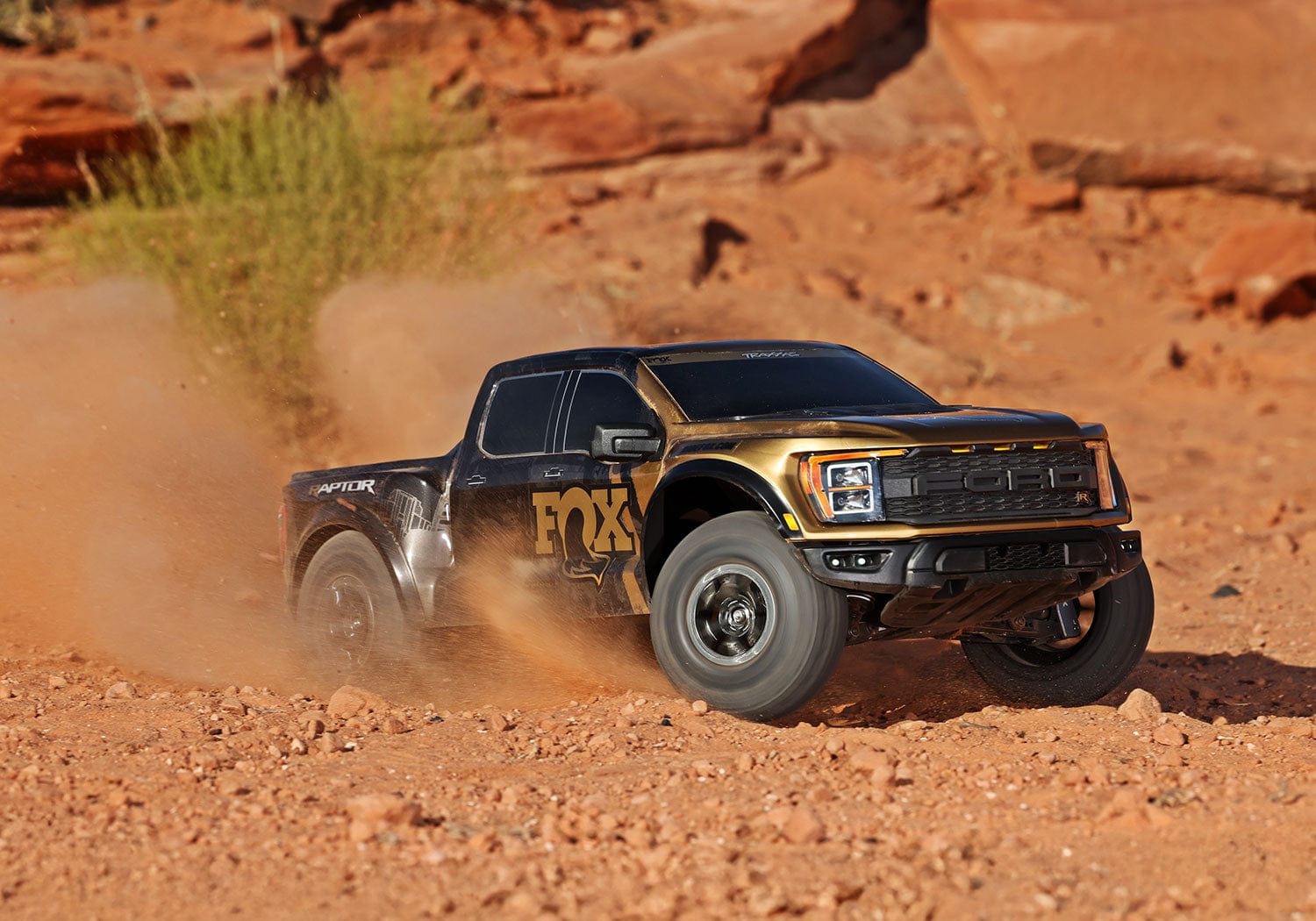 [Action] Traxxas Raptor R - çölde toz kaldıran altın-siyah RC pickup