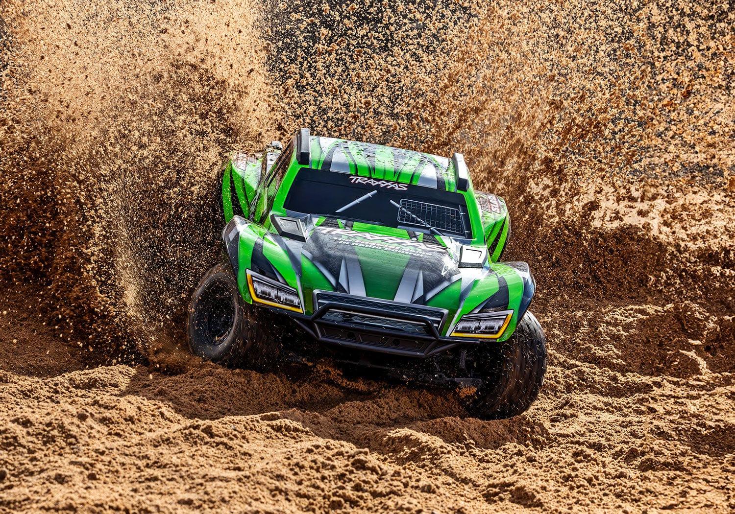 [Action] Traxxas Maxx Slash 6S - yeşil kaporta yoğun toz püskürterek arazi sürüşü
