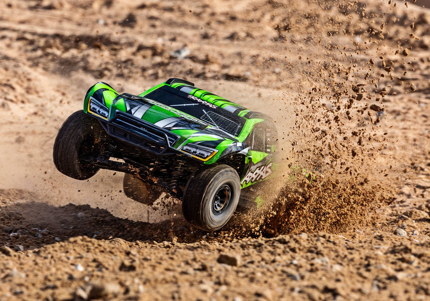 [Action] Traxxas Maxx Slash 6S - yeşil kaporta toprak parçacıkları savurarak arazide ilerleyiş