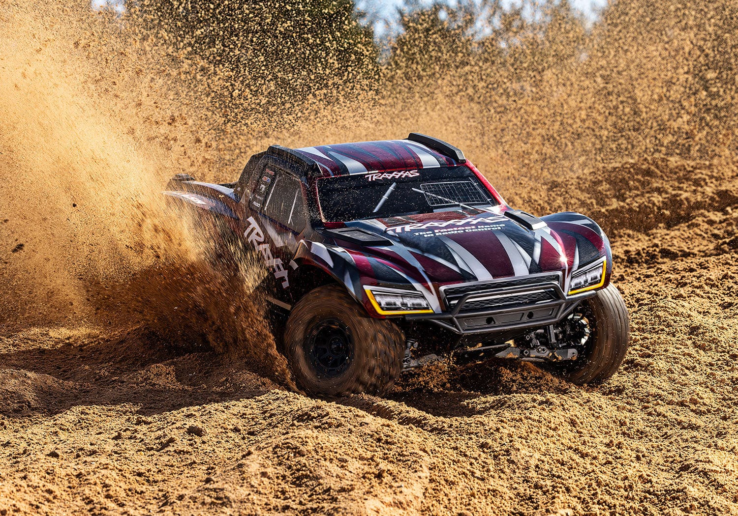[Action] Traxxas Maxx Slash 6S - kırmızı kaporta arazide toz savurarak köşe alış