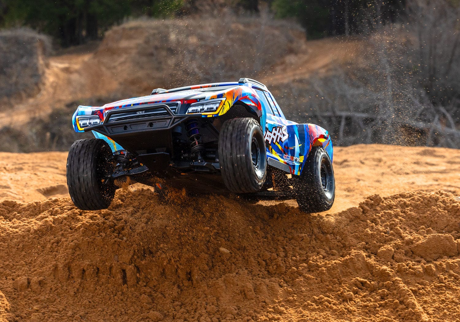 [Action] Traxxas Maxx Slash 6S - renkli kaporta arazide atlayış sırasında