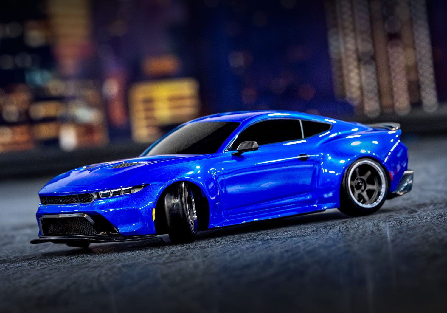 [Action] Traxxas 4-Tec Mustang - mavi araç şehir manzaralı kapalı pistte drift yaparken