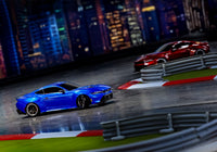 [Action] Traxxas 4-Tec Mustang - mavi ve kırmızı araç cyberpunk pistinde yarışırken