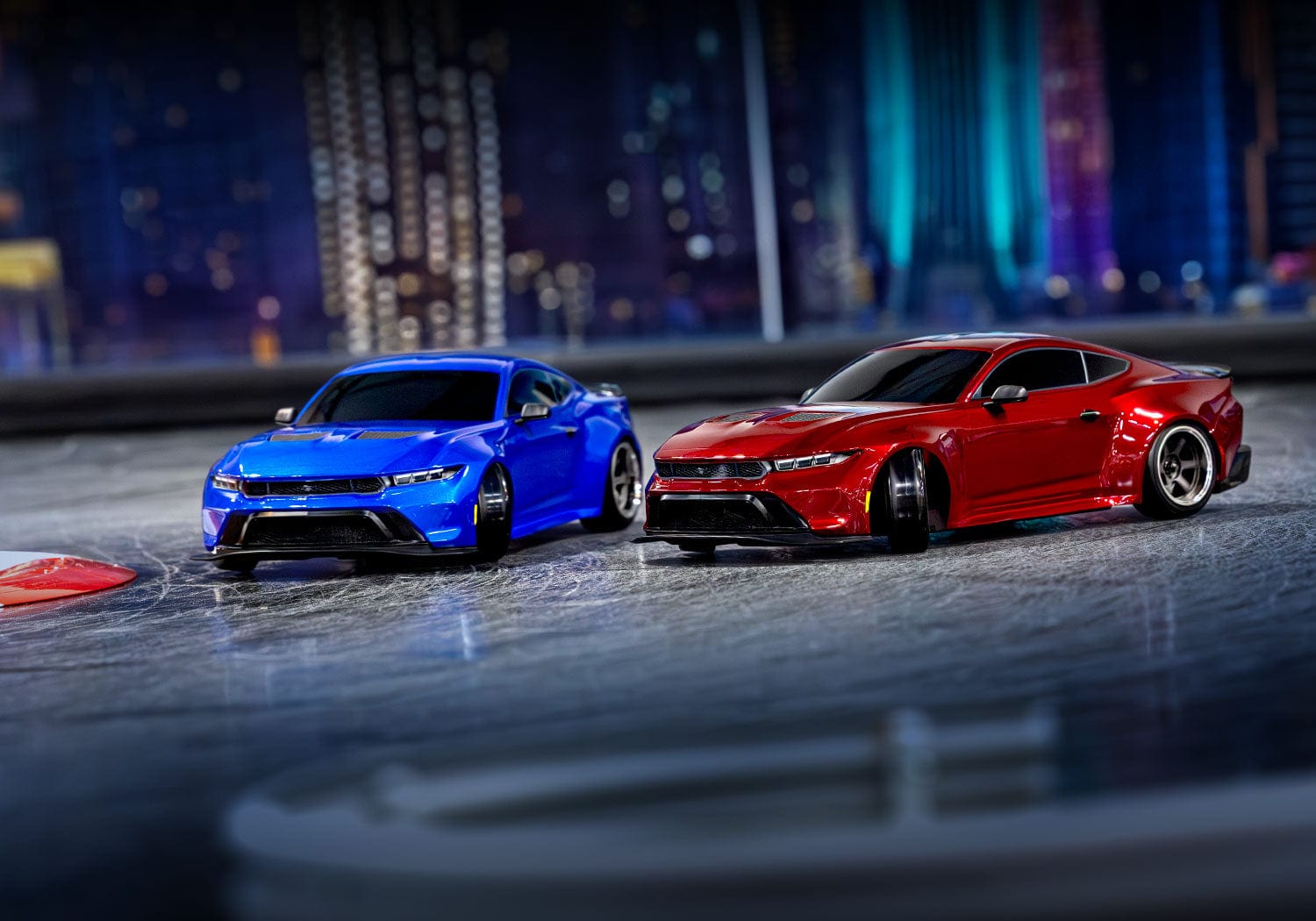 [Action] Traxxas 4-Tec Mustang - mavi ve kırmızı araç cyberpunk pistinde önden