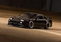 [Action] Traxxas 4-Tec 240SX - siyah araç pistte ön çeyrek aksiyon