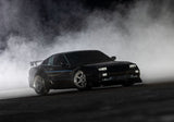 [Action] Traxxas 4-Tec 240SX - siyah araç drift dumanı içinde ön görünüm