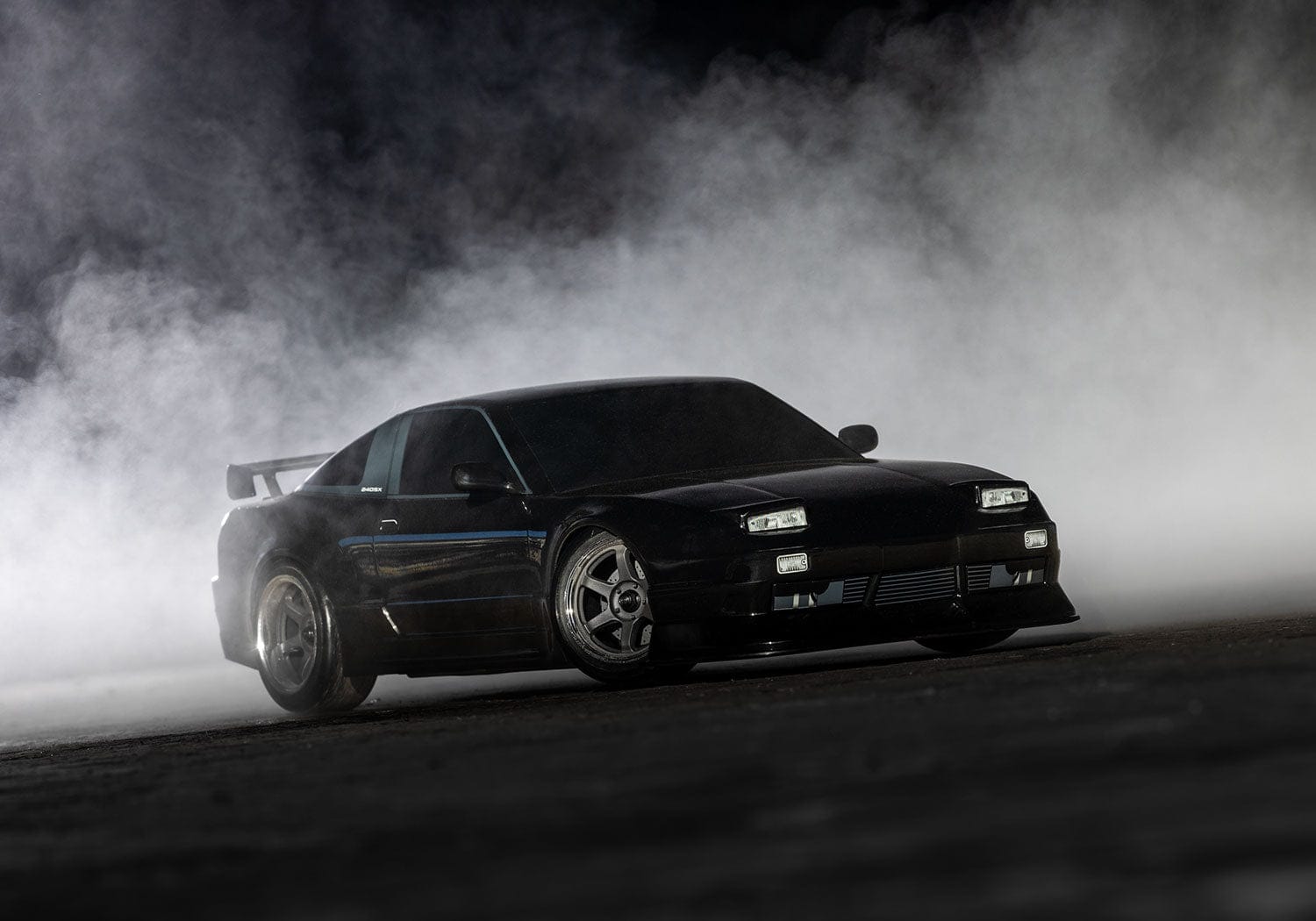 [Action] Traxxas 4-Tec 240SX - siyah araç drift dumanı içinde ön çeyrek