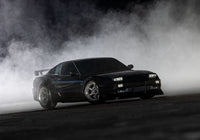 [Action] Traxxas 4-Tec 240SX - siyah araç drift dumanı içinde ön çeyrek