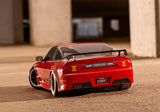 [Action] Traxxas 4-Tec 240SX - kırmızı araç otoparkta arka çeyrek aksiyon