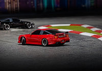 [Action] Traxxas 4-Tec 240SX - kırmızı ve siyah araç drift pistinde viraj