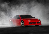 [Action] Traxxas 4-Tec 240SX - kırmızı araç drift dumanı içinde ön çeyrek