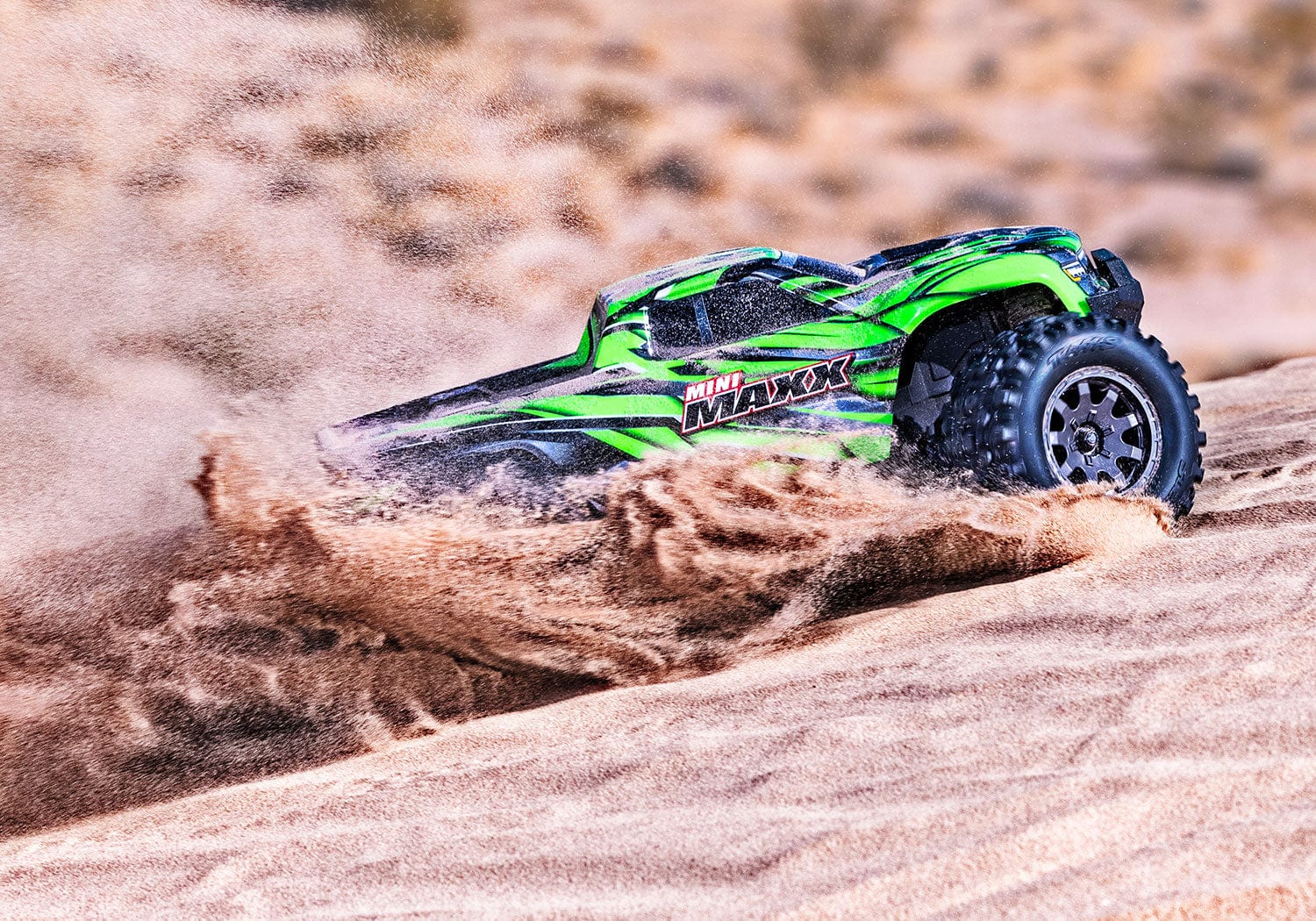 [Action] Traxxas Mini Maxx - Çöl kumunda agresif sürüş ve kum patlaması
