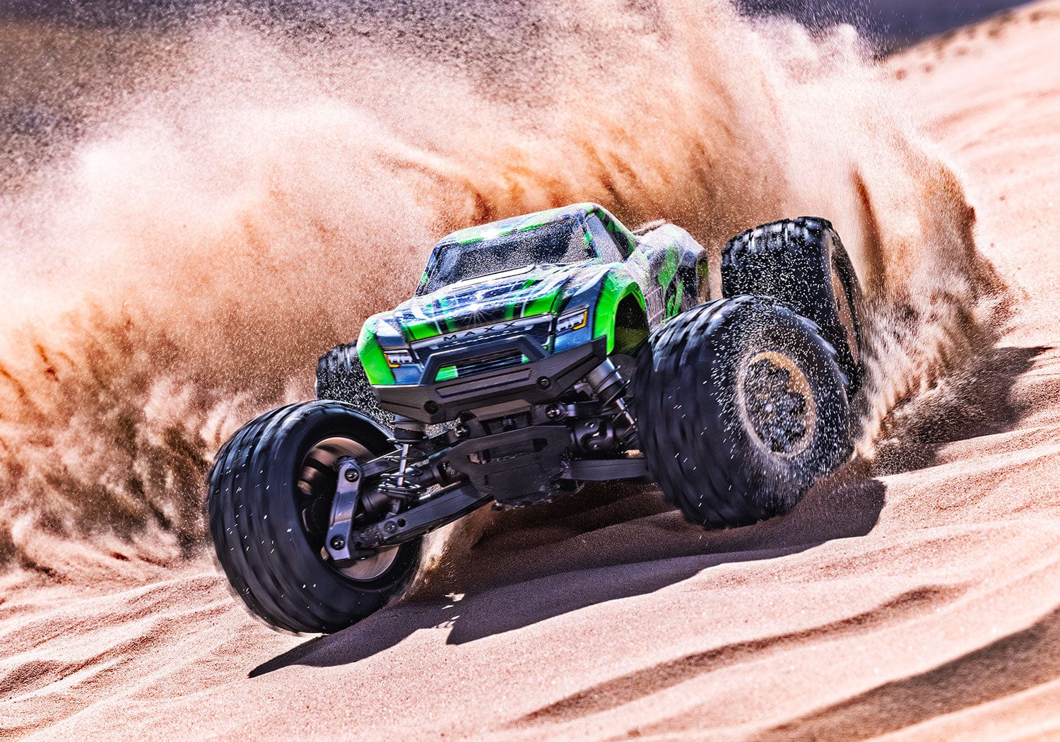 [Action] Traxxas Mini Maxx - Açık alanda kumda hızla giderken kum sıçratma