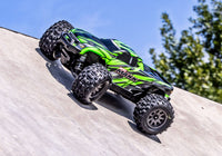 [Action] Traxxas Mini Maxx - Yeşil gövde skatepark rampasında tırmanış