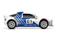 [Dış] Traxxas Mini Rally RS200 - stüdyo beyaz fon yan profil görünüm, mavi yarış çizgileri ve 01 numarası