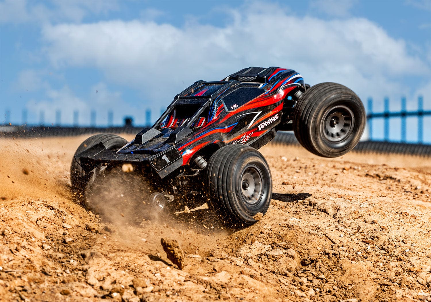 [Action] Traxxas Mini XRT VXL-3s - kırmızı kasalı mini stadium truck toprak pistte tek teker geride