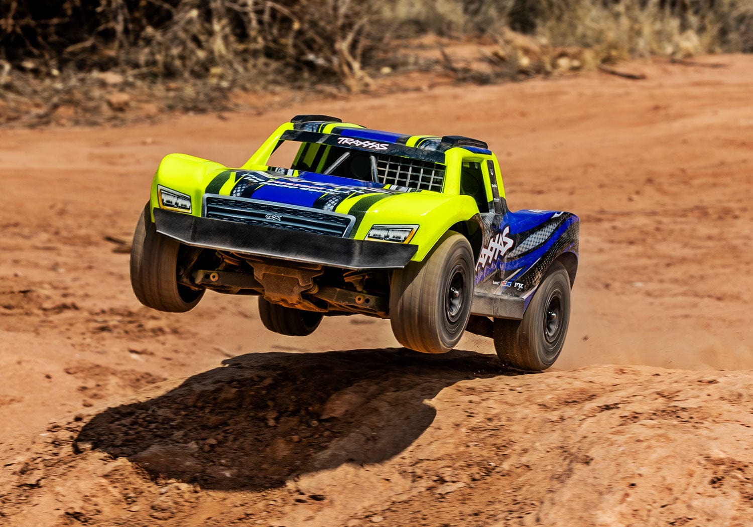 [Action] Traxxas Mini Slash - yeşil kasa arazide önden atlayış yaparken