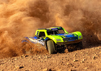 [Action] Traxxas Mini Slash - yeşil kasa toprakta toz bulutu kaldırarak sürüş