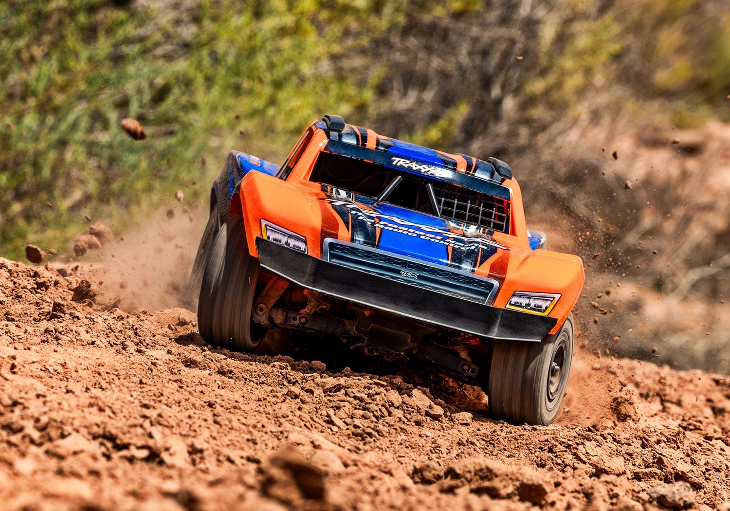 [Action] Traxxas Mini Slash - turuncu kasa arazide önden hareket halinde