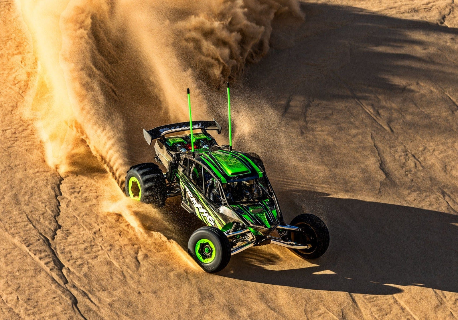 [Action] Traxxas Funco Sand Car - yeşil model kumda viraj
