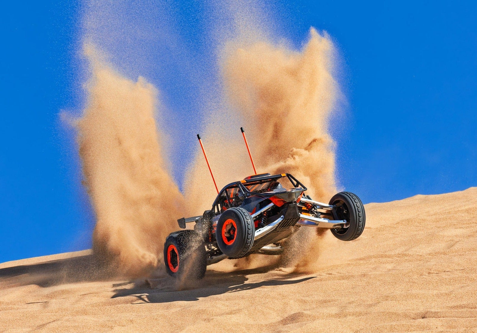 [Action] Traxxas Funco Sand Car - turuncu model kum tepesinde büyük toz bulutu