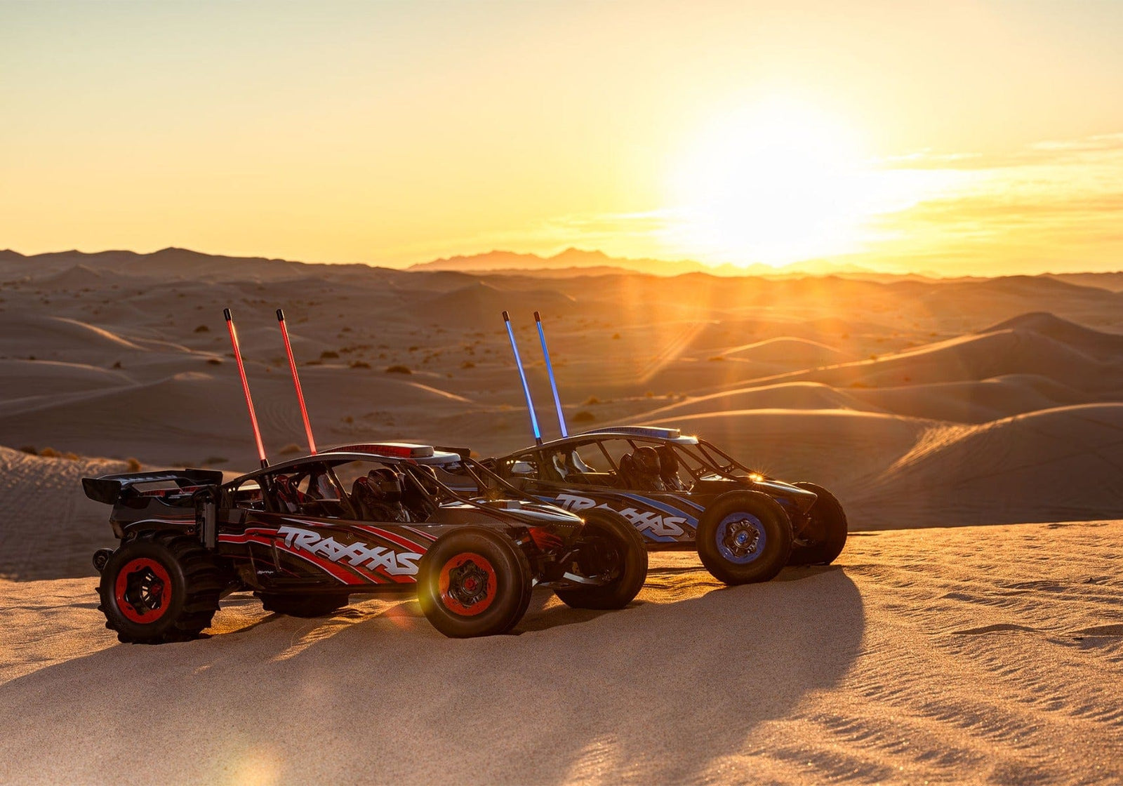 [Action] Traxxas Funco Sand Car - kırmızı ve mavi modeller gün batımında kumda