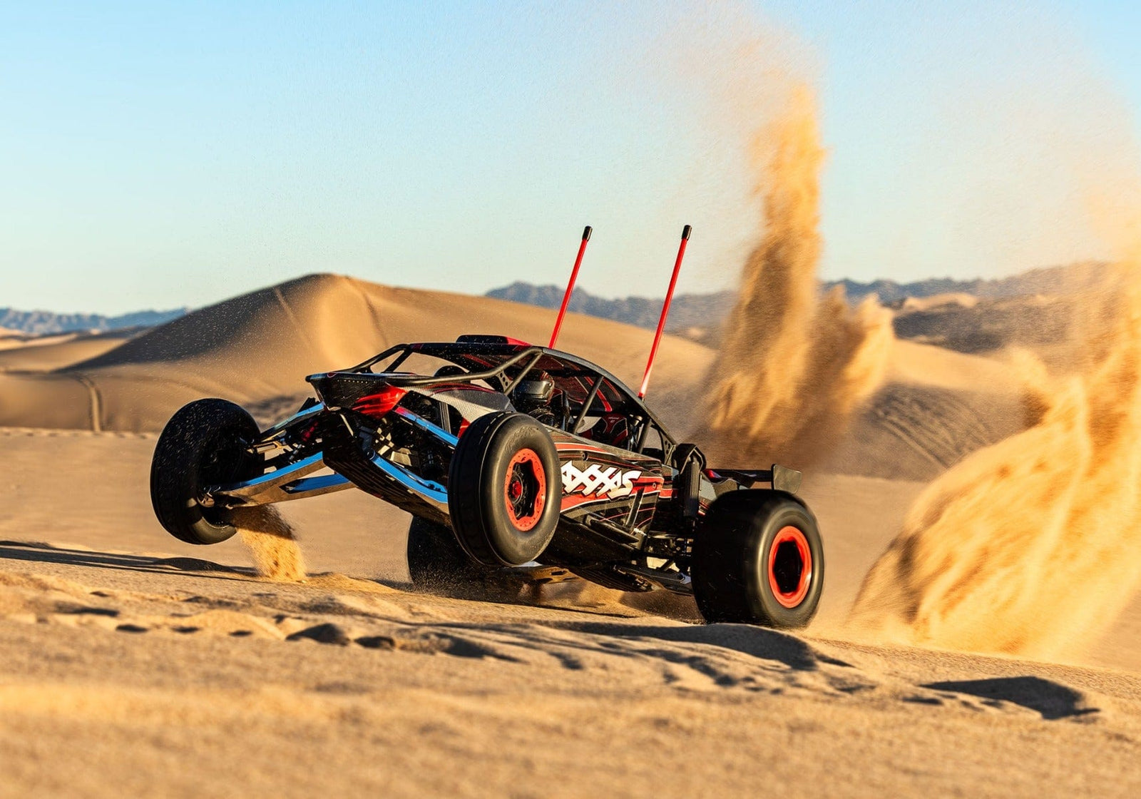 [Action] Traxxas Funco Sand Car - kırmızı siyah model kumda viraj alıyor