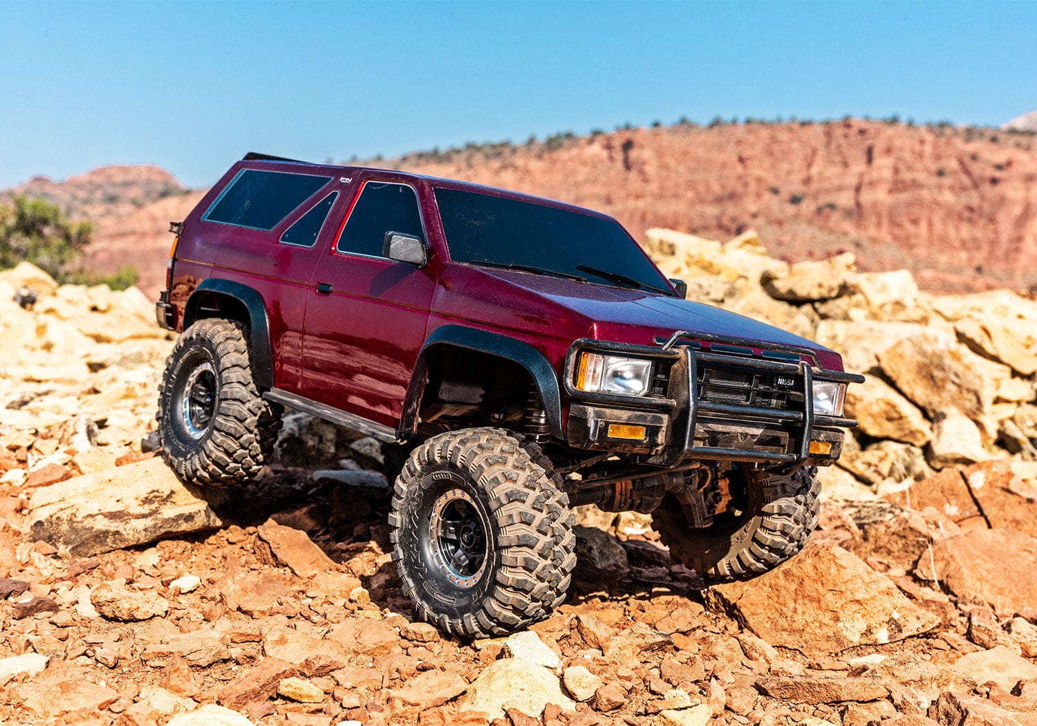 [Action] Traxxas TRX-4 Pathfinder - kırmızı araç kırmızı kaya arazisinde taşlı zeminde