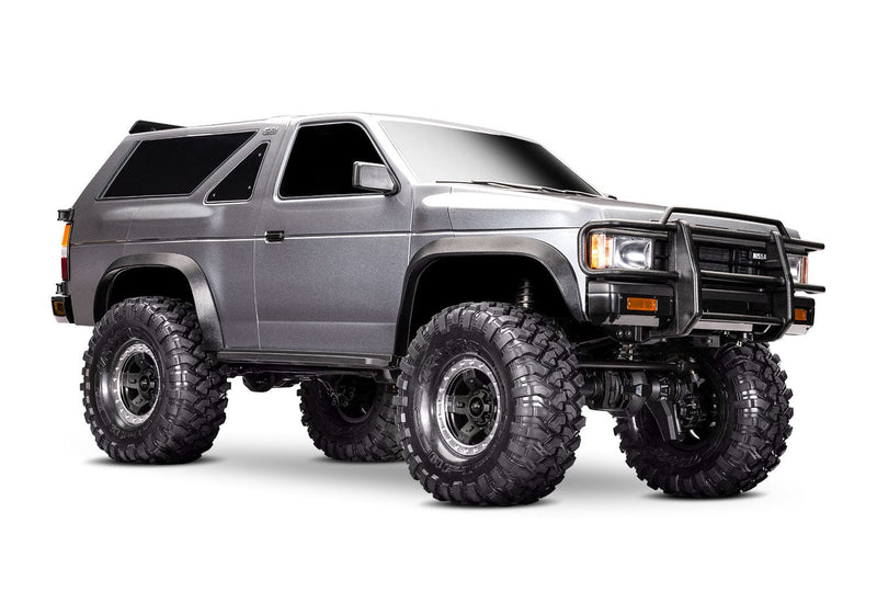 [Dış] Traxxas TRX-4 Pathfinder - gümüş araç stüdyo çekimi, sürücü yanı profil görünüm