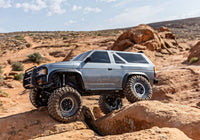 [Action] Traxxas TRX-4 Pathfinder - gümüş araç kayalar arasında arazide yandan görünüm