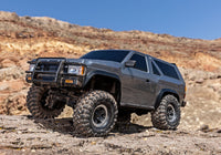 [Action] Traxxas TRX-4 Pathfinder - gri araç kaya üzerinde ön çapraz görünüm