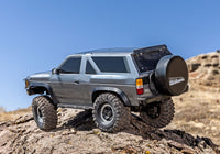 [Action] Traxxas TRX-4 Pathfinder - gri araç kaya üzerinde arka çapraz görünüm