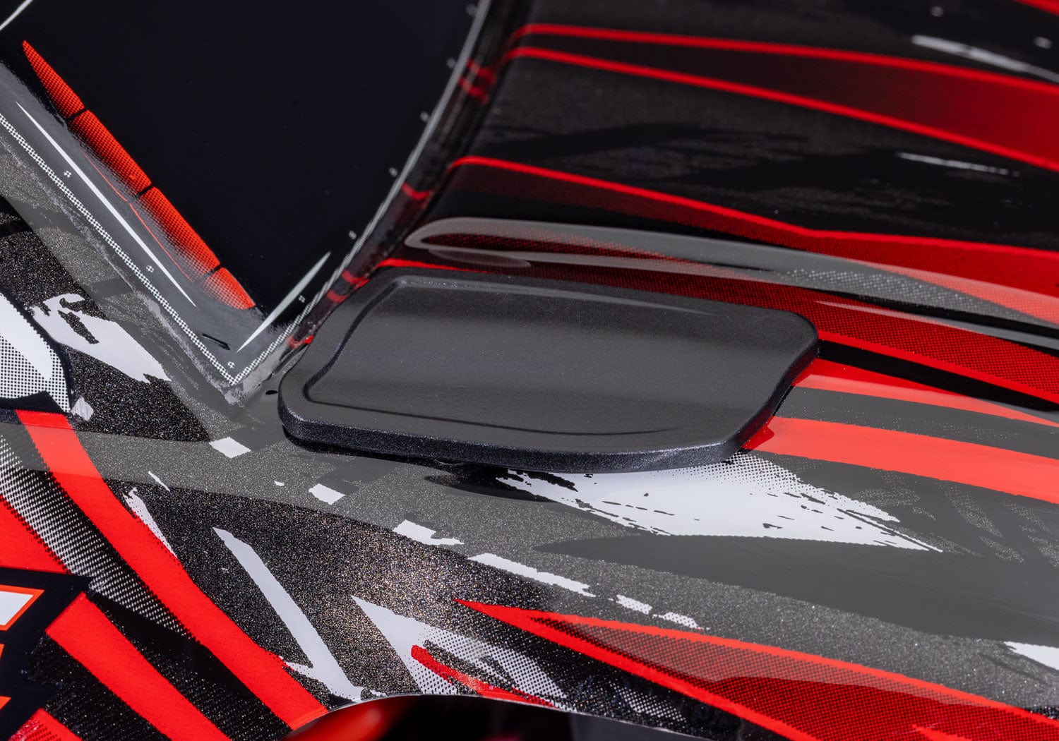 [Detay] Traxxas Stampede XL-5 - kaporta üzerindeki kalıp takviye detayı yakın çekim
