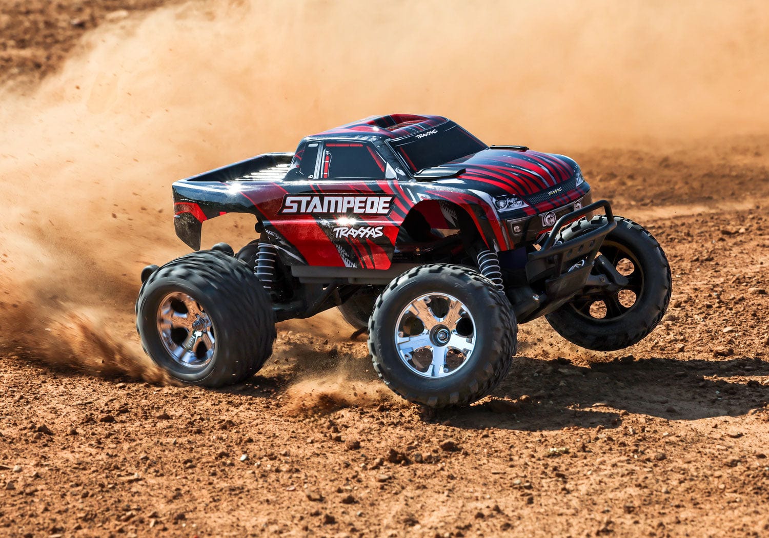[Action] Traxxas Stampede XL-5 - kırmızı araç toprak pistte savrularak toz kaldırıyor