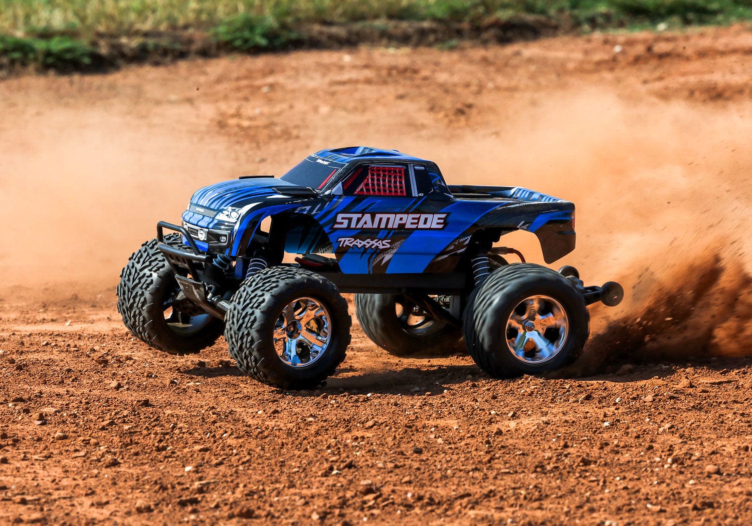 [Action] Traxxas Stampede XL-5 - mavi araç toprak pistte toz bulutu kaldırıyor