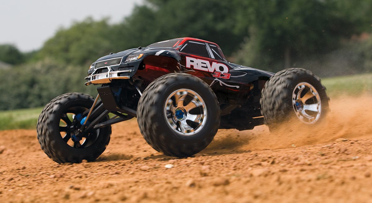 [Action] Traxxas Revo 3.3 - toprak pistte hızla ilerleyen kırmızı monster truck
