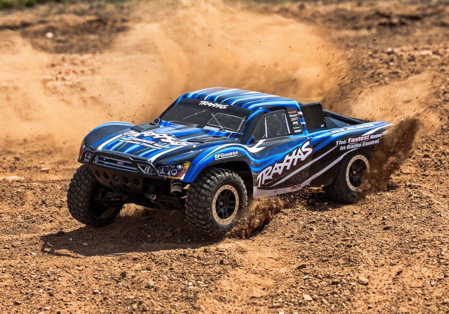 [Action] Traxxas Slash 2WD XL-5 - mavi kasalı RC arabanın toprak savurarak hızlandığı aksiyon karesi