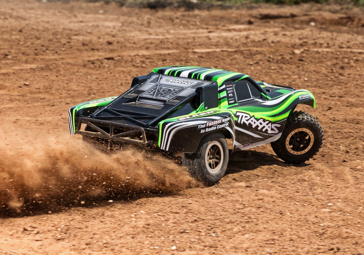 [Action] Traxxas Slash 2WD XL-5 - yeşil kasalı RC arabanın toprak savurarak drift yaptığı arka kare