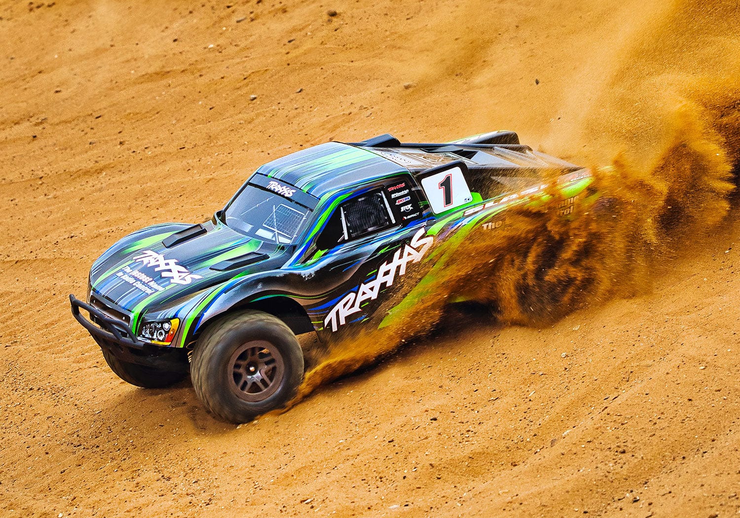 [Action] Traxxas Slash 4x4 Combo - arazide toz spreyi yapan yeşil short course