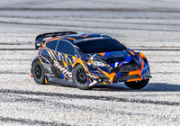 [Action] Traxxas Fiesta ST Rally - turuncu gövde asfalt pistte ön çeyrek açı