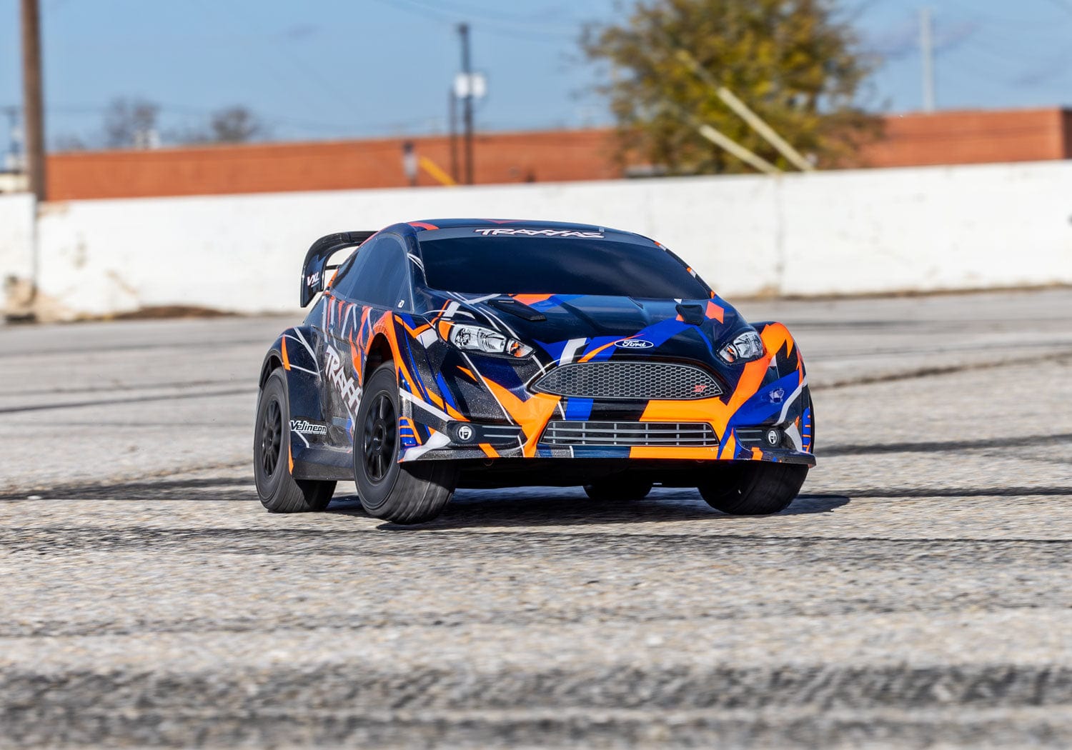 [Action] Traxxas Fiesta Rally Combo - turuncu gövde pist üzerinde önden sürüş