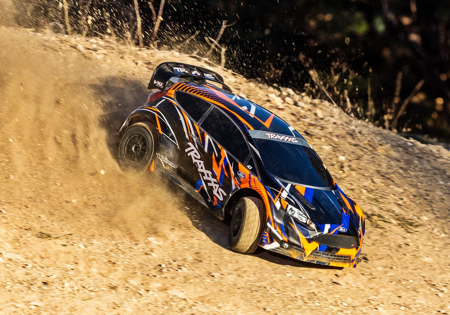 [Action] Traxxas Fiesta Rally Combo - turuncu gövde toprak yokuşta sürüş