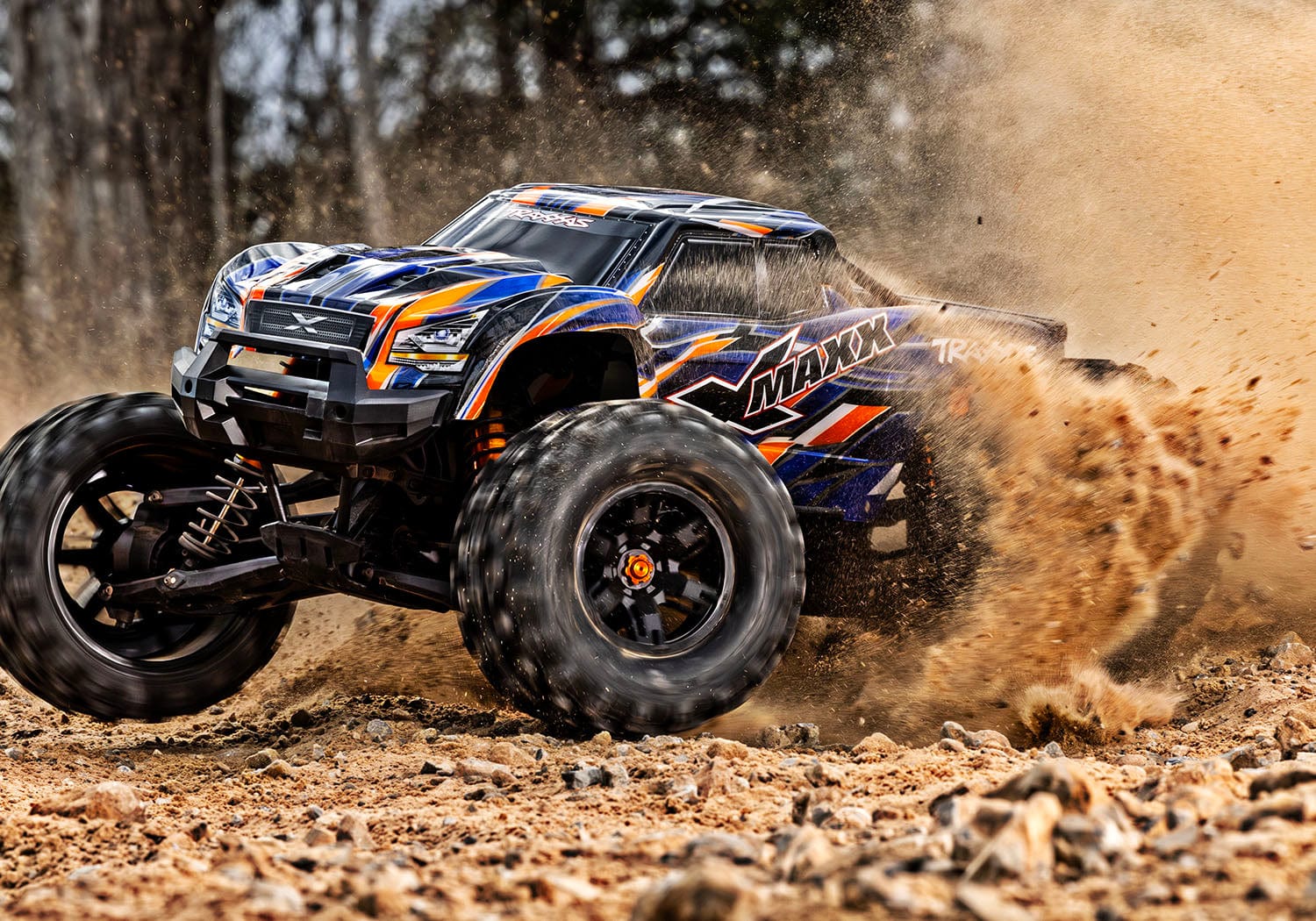 [Action] Traxxas X-Maxx Belted - turuncu araç arazide toprak savururken