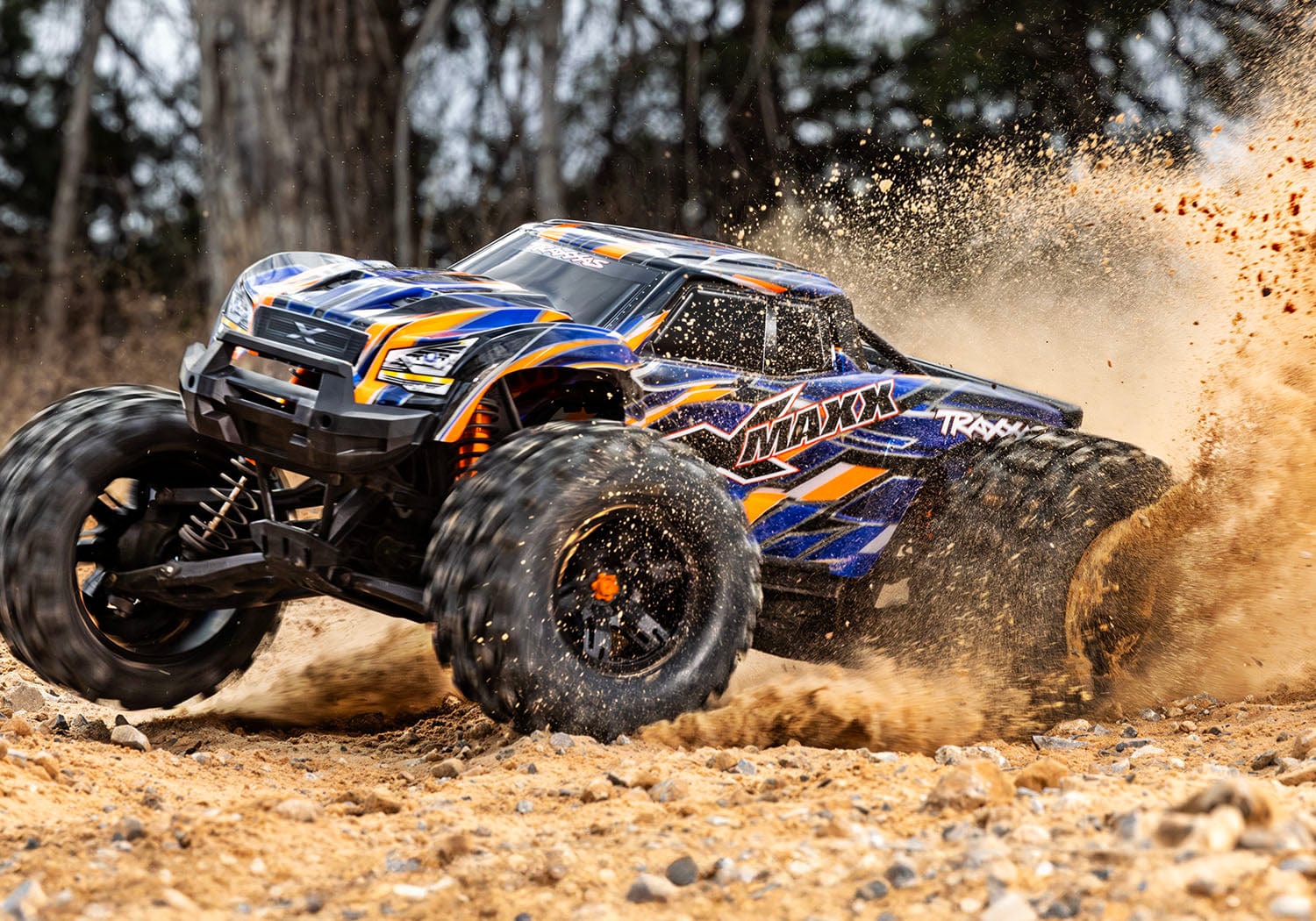 [Action] Traxxas X-Maxx Belted - turuncu araç toprak spreyi içinde