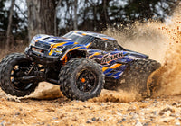 [Action] Traxxas X-Maxx Belted - turuncu araç toprak spreyi içinde