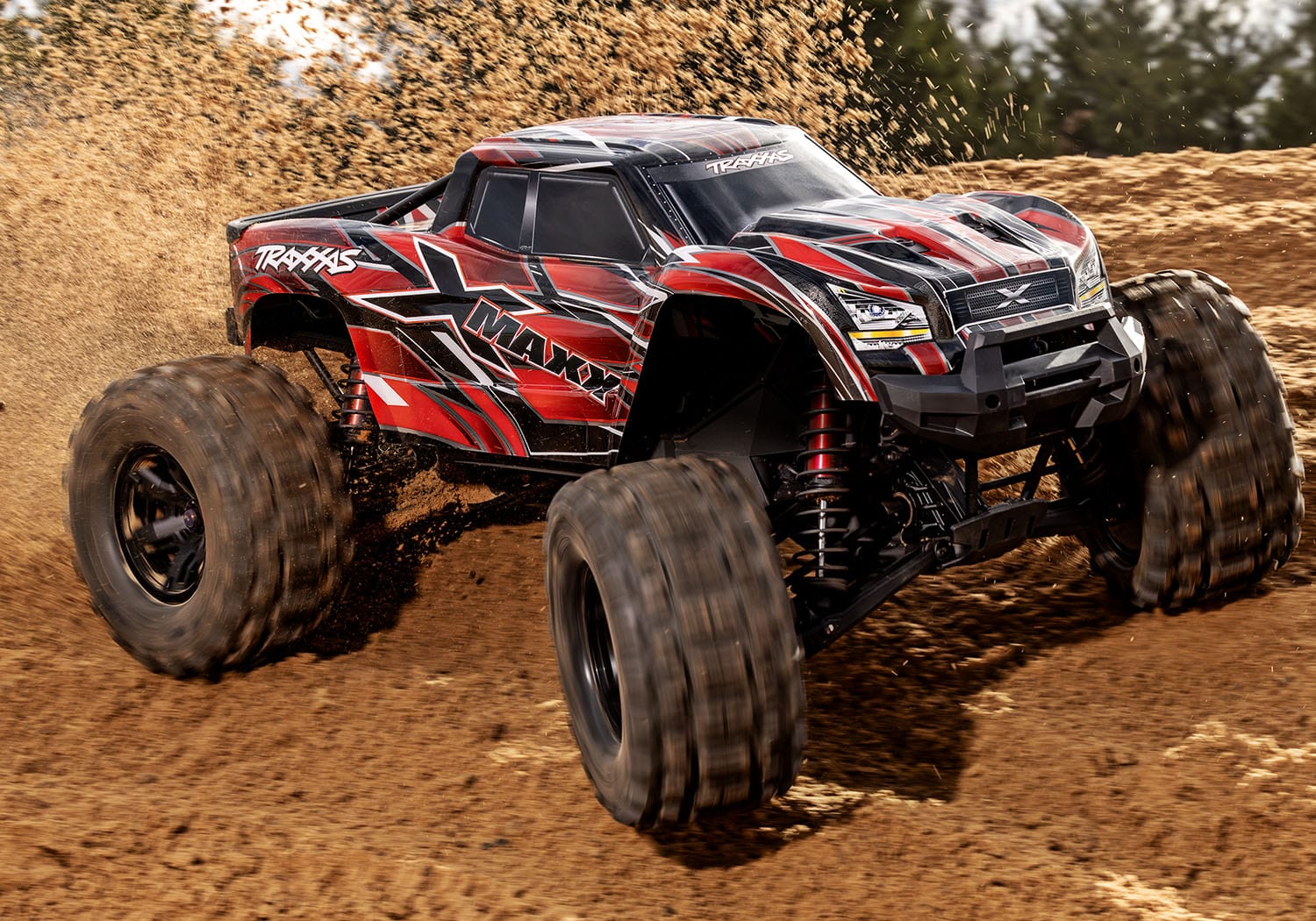 [Action] Traxxas X-Maxx Belted - kırmızı araç toprak pistte sürüş