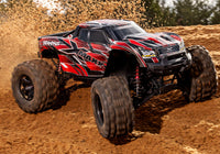 [Action] Traxxas X-Maxx Belted - kırmızı araç toprak pistte sürüş