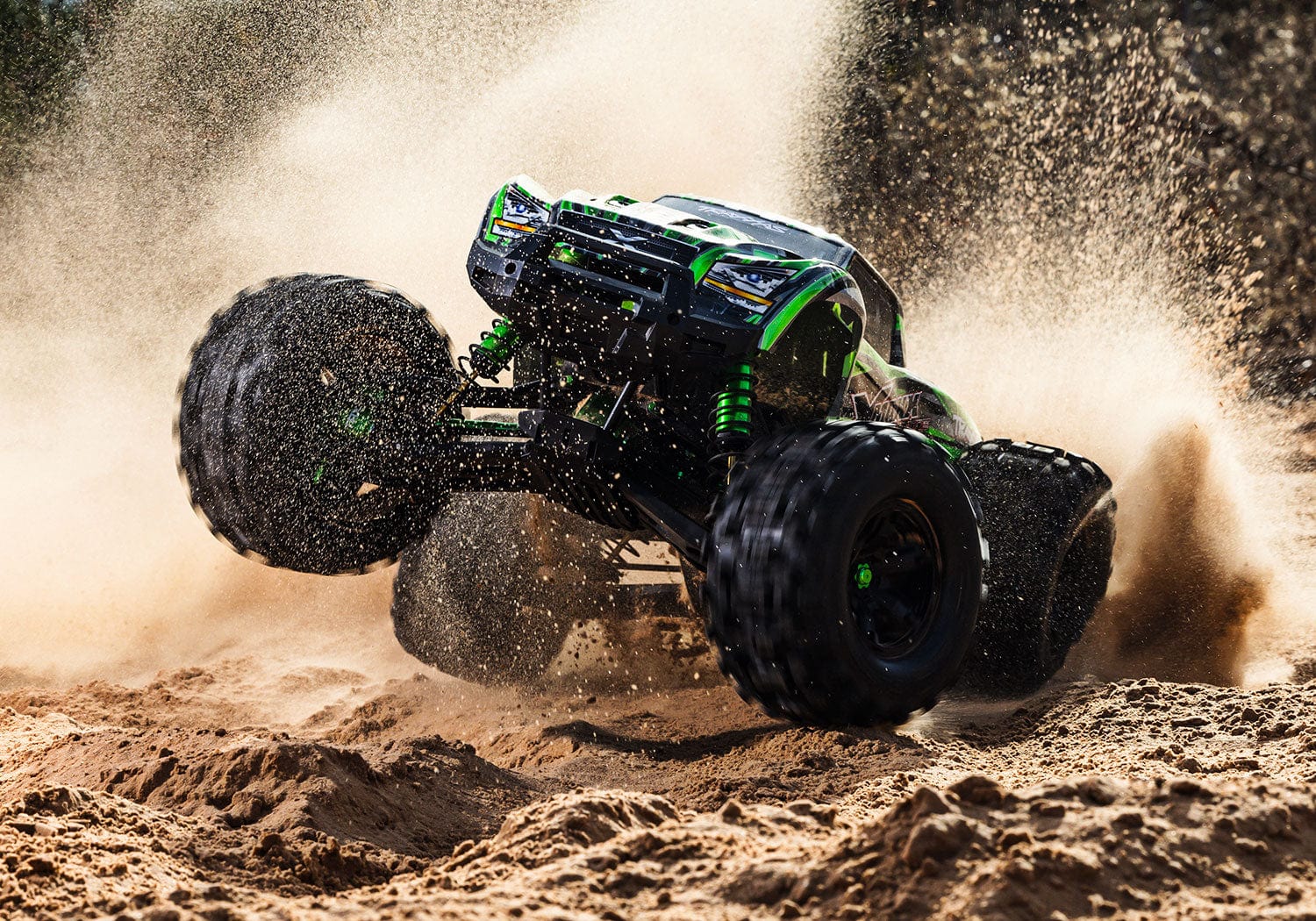 [Action] Traxxas X-Maxx - yeşil araç kumda yüksek atlayış ve toz patlaması