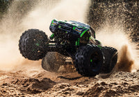 [Action] Traxxas X-Maxx - yeşil araç kumda yüksek atlayış ve toz patlaması