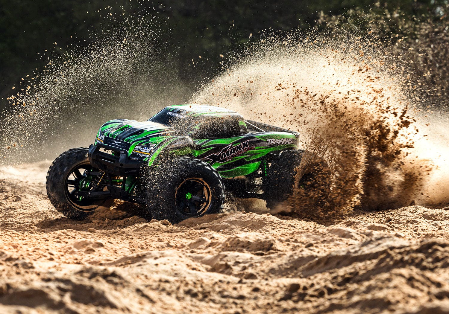[Action] Traxxas X-Maxx - yeşil araç kumda kayarak toz saçarken